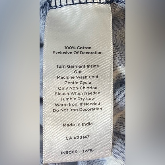 Talbots Navy and White Geometric Print Top, Size X, V-neck, Slit Hem and Sleeves - Picture 8 of 9